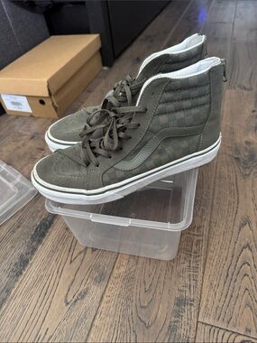 High-Top Men's Canvas Sneakers in Olive Green size 6